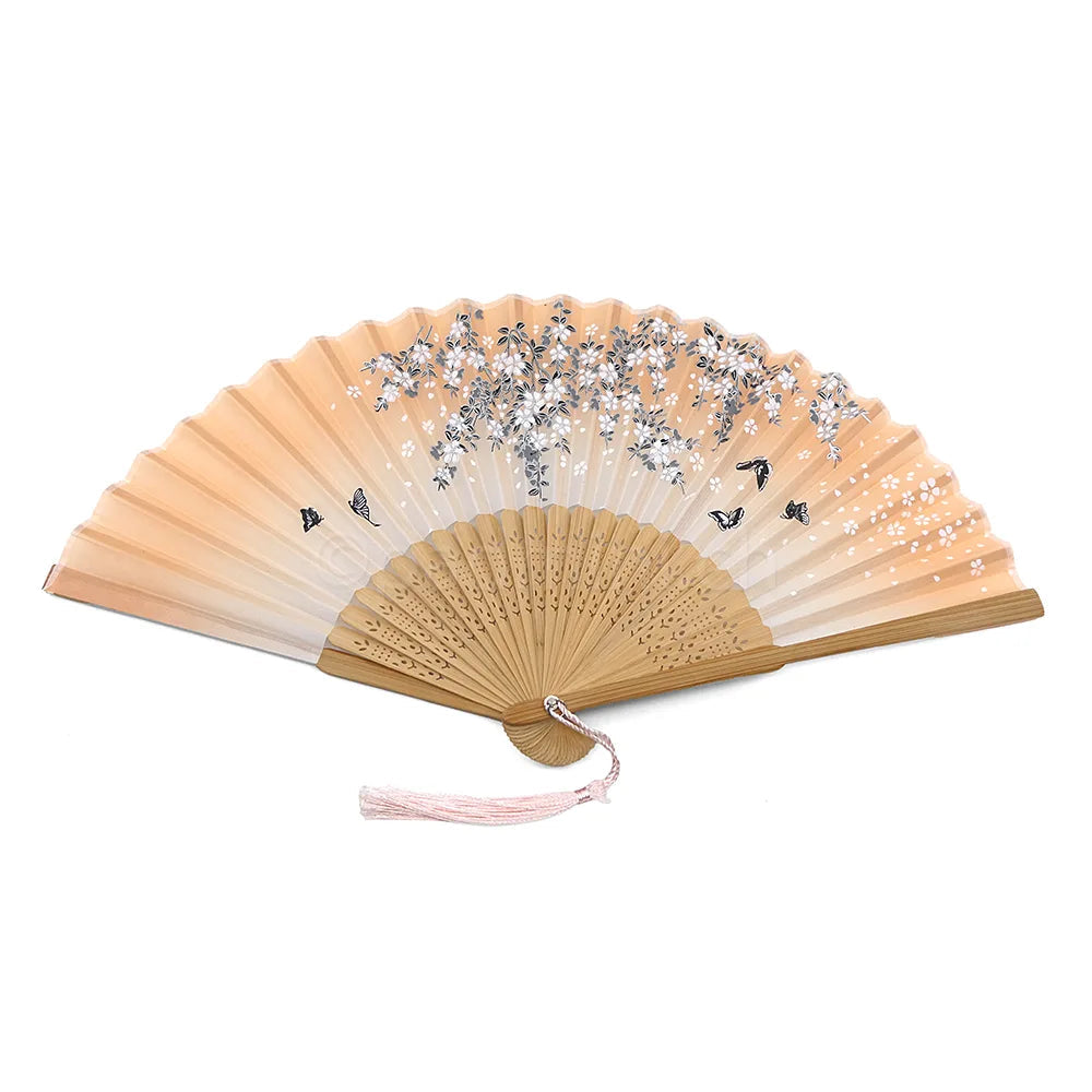 Japanischer Stil Handfächer aus Bambus mit Stoffbezug und Blumen- sowie Schmetterlingsmotiv auf beigefarbenem Hintergrund