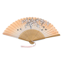 Japanischer Stil Handfächer aus Bambus mit Stoffbezug und Blumen- sowie Schmetterlingsmotiv auf beigefarbenem Hintergrund