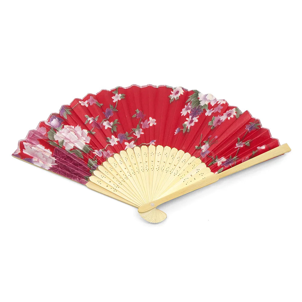 Japanischer Stil Handfächer aus Bambus mit Stoffbezug und roten Blumenmotiven auf rotem Hintergrund