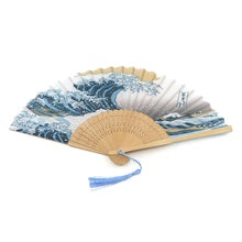 Japanischer Stil Handfächer aus Bambus mit Stoffbezug und Motiv der Hokusai-Welle
