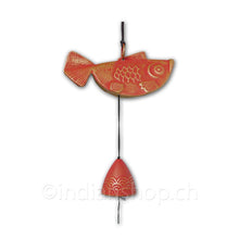 Japanisches Furin-Windspiel von Iwachu mit rot-goldenem Fisch aus Gusseisen und darunter hängender Glocke