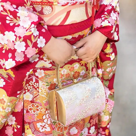 Herrlicher japanischer Kimono mit wunderschönen, schimmernden Falten, getragen von einer Frau