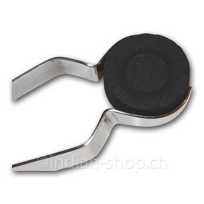 Detailansicht einer Metallzange zum sicheren Halten einer Räucherkohle beim Räuchern.