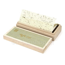 Geöffnete Holzbox mit koreanischem Myong-Hyang Räucherwerk, dekorativer Innenverpackung und sichtbaren Räucherstäbchen.