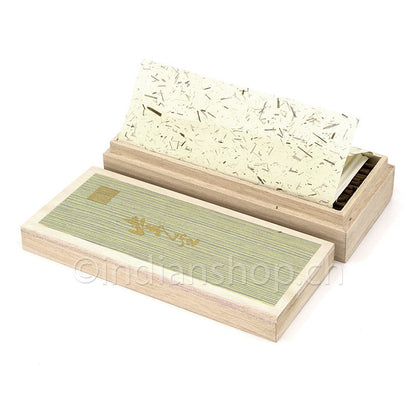 Geöffnete Holzbox mit koreanischem Myong-Hyang Räucherwerk, dekorativer Innenverpackung und sichtbaren Räucherstäbchen.