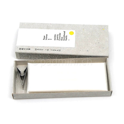 Geöffnete Packung Kunjudo Washi Incense Sweet Dreams mit duftenden Washi-Papierstreifen und kleinem Metallhalter.