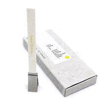 Kunjudo Washi Incense Sweet Dreams mit duftendem Washi-Papierstreifen, Originalverpackung und kleinem Metallhalter.