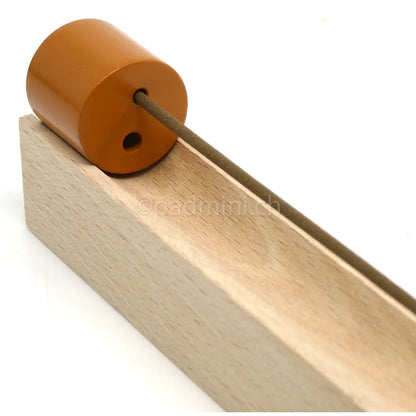 Detailansicht des Kunjudo Well Being Räucherstäbchenhalters aus Buchenholz mit eingesetztem Räucherstäbchen und zylindrischem Halter.