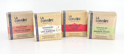Vier Bio-Duftseifen von La Corvette Marseille in den Sorten Weinbergpfirsich, Eselsmilch, Granatapfel und Süssmandel.