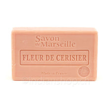 Le Chatelard 1802 Savon de Marseille Fleur de Cerisier 100 g, pfirsichrosa rechteckiges Seifenstück mit eingeprägter Aufschrift Fleur de Cerisier
