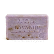 Le Chatelard 1802 Savon de Marseille Lavande Fleurs 100 g, lavendelfarbenes Seifenstück mit sichtbaren Blütenfragmenten