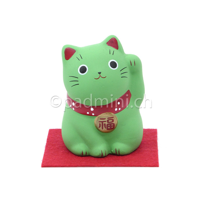 Japanische Maneki-Neko Glückskatze in Grün mit roten Details, erhobener Pfote und Glückszeichen auf der Halsplakette.