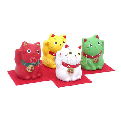 Kleine Maneki-Neko Glückskatzen aus Keramik in verschiedenen Farben mit erhobener Pfote