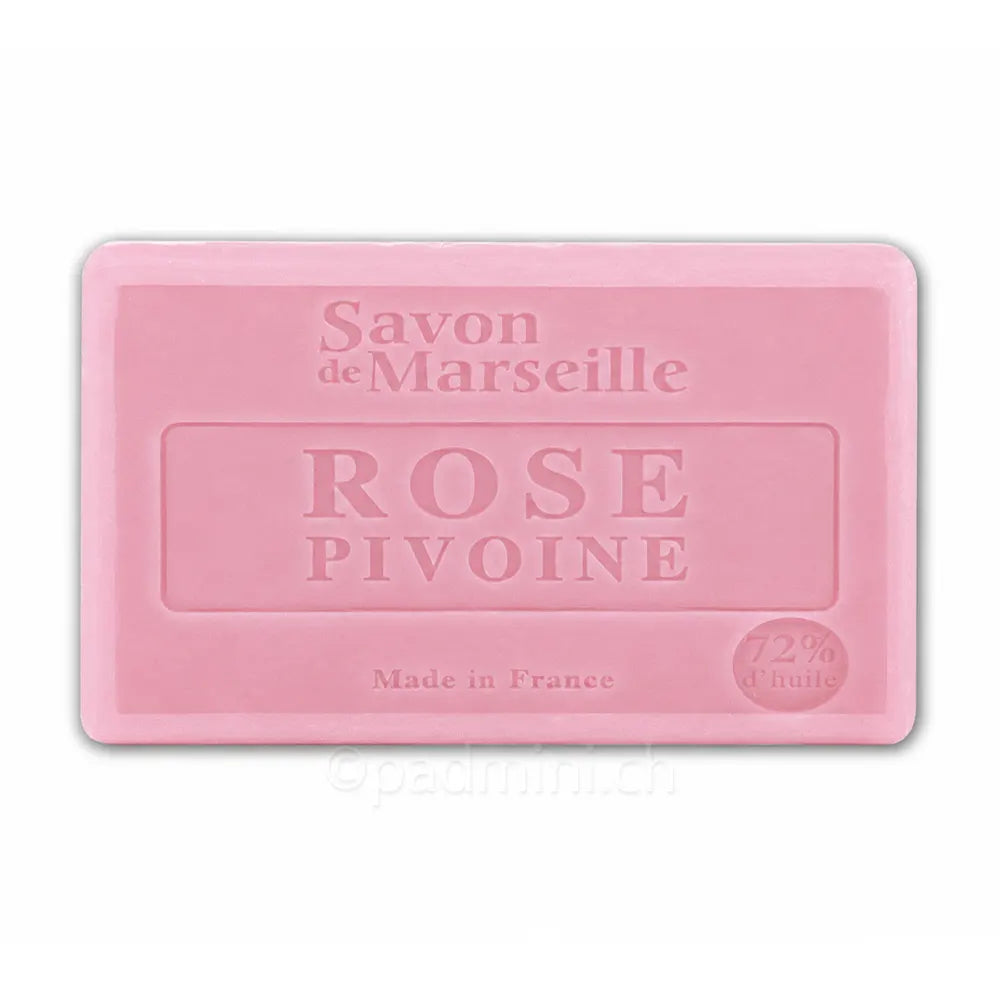 Parfümierte Marseille-Seife Le Chatelard 1802 mit Rose und Pfingstrose, 100g-Stück auf natürlichem Hintergrund.