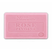 Parfümierte Marseille-Seife Le Chatelard 1802 mit Rose und Pfingstrose, 100g-Stück auf natürlichem Hintergrund.