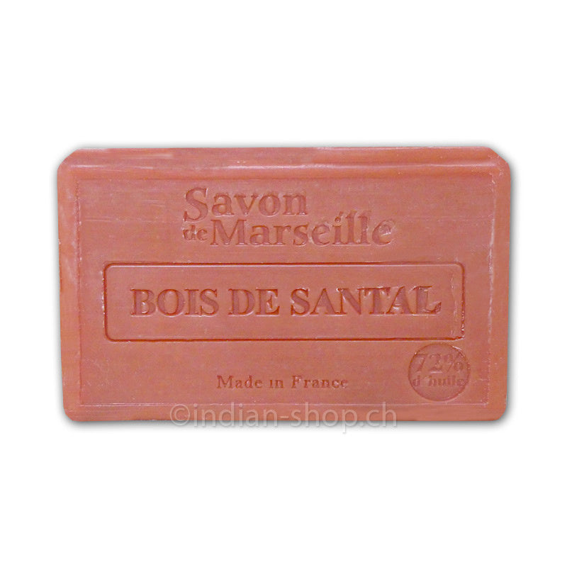 Parfümierte Marseille-Seife Le Chatelard 1802 mit Sandelholz, 100g-Stück auf natürlichem Hintergrund.