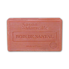Parfümierte Marseille-Seife Le Chatelard 1802 mit Sandelholz, 100g-Stück auf natürlichem Hintergrund.
