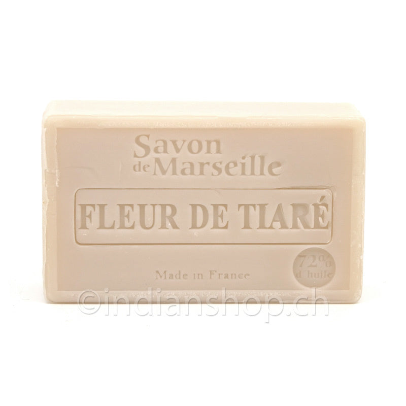 Parfümierte Marseille-Seife Le Chatelard 1802 mit Tiaré-Blüte, 100g-Stück auf natürlichem Hintergrund.