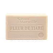 Parfümierte Marseille-Seife Le Chatelard 1802 mit Tiaré-Blüte, 100g-Stück auf natürlichem Hintergrund.