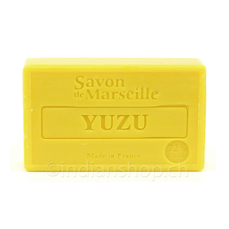 Parfümierte Marseille-Seife Le Chatelard 1802 mit Yuzu, 100g-Stück auf natürlichem Hintergrund.