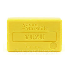 Parfümierte Marseille-Seife Le Chatelard 1802 mit Yuzu, 100g-Stück auf natürlichem Hintergrund.