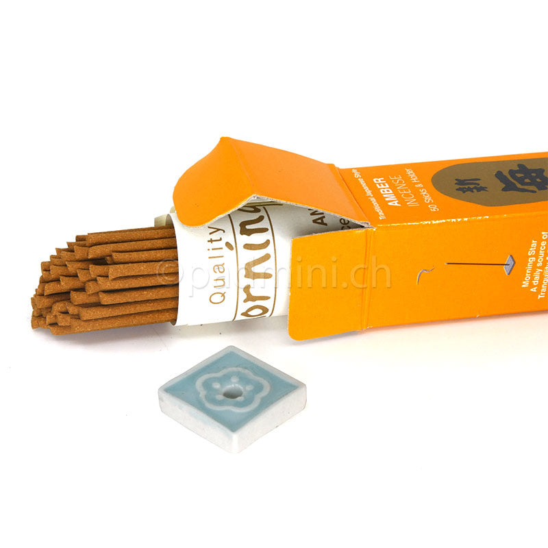 Japanische Morning Star Amber Räucherstäbchen von Nippon Kodo mit geöffneter Packung und kleinem Keramik-Räucherstäbchenhalter.