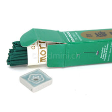 Japanische Morning Star Cedarwood Räucherstäbchen von Nippon Kodo mit geöffneter Packung und kleinem Keramik-Räucherstäbchenhalter.