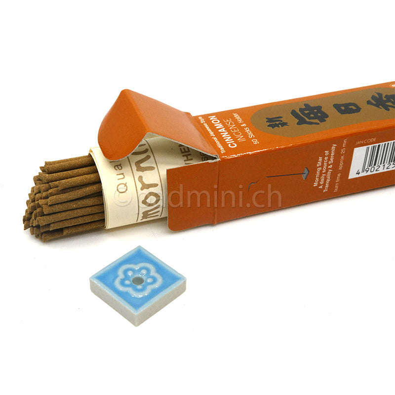 Japanische Morning Star Cinnamon Räucherstäbchen von Nippon Kodo mit geöffneter Packung und kleinem Keramik-Räucherstäbchenhalter.