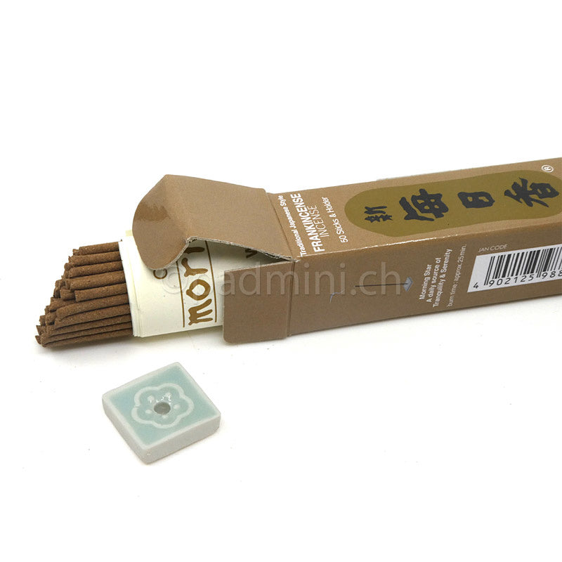Japanische Morning Star Frankincense Räucherstäbchen von Nippon Kodo mit geöffneter Packung und kleinem Keramik-Räucherstäbchenhalter.