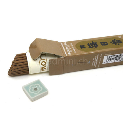 Japanische Morning Star Frankincense Räucherstäbchen von Nippon Kodo mit geöffneter Packung und kleinem Keramik-Räucherstäbchenhalter.