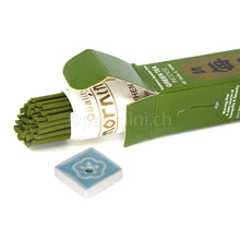 Japanische Morning Star Green Tea Räucherstäbchen von Nippon Kodo mit geöffneter Packung und kleinem Keramik-Räucherstäbchenhalter.