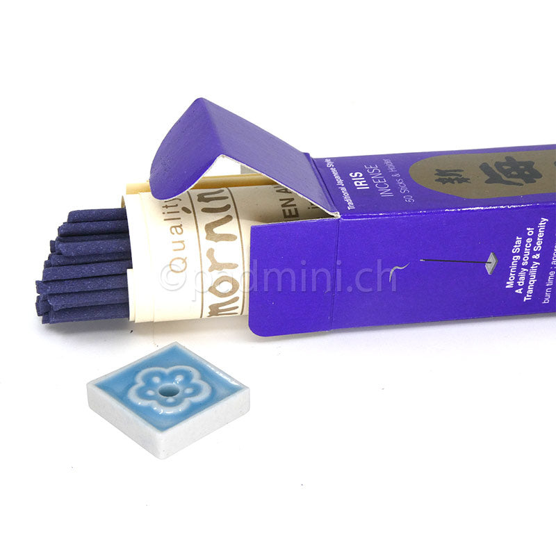 Japanische Morning Star Iris Räucherstäbchen von Nippon Kodo mit geöffneter Packung und kleinem Keramik-Räucherstäbchenhalter.
