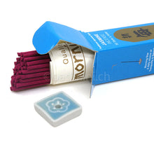 Japanische Morning Star Jasmine Räucherstäbchen von Nippon Kodo mit geöffneter Packung und kleinem Keramik-Räucherstäbchenhalter.