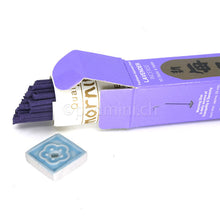 Japanische Morning Star Lavender Räucherstäbchen von Nippon Kodo mit geöffneter Packung und kleinem Keramik-Räucherstäbchenhalter.
