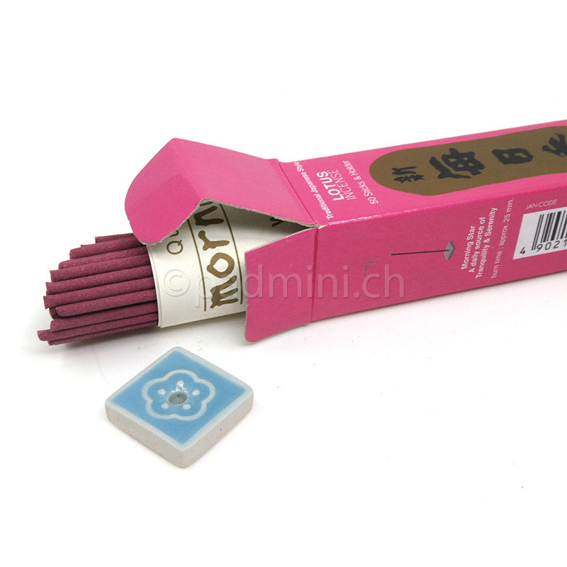 Japanische Morning Star Lotus Räucherstäbchen von Nippon Kodo mit geöffneter Packung und kleinem Keramik-Räucherstäbchenhalter.