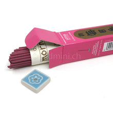 Japanische Morning Star Lotus Räucherstäbchen von Nippon Kodo mit geöffneter Packung und kleinem Keramik-Räucherstäbchenhalter.
