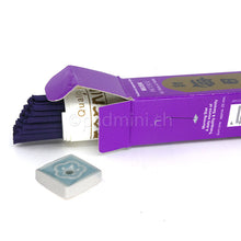 Japanische Morning Star Musk Räucherstäbchen von Nippon Kodo mit geöffneter Packung und kleinem Keramik-Räucherstäbchenhalter.