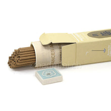 Japanische Morning Star Palo Santo Räucherstäbchen von Nippon Kodo mit geöffneter Packung und kleinem Keramik-Räucherstäbchenhalter.