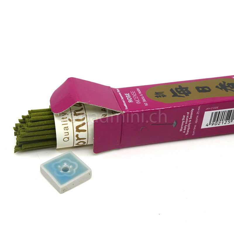 Japanische Morning Star Rose Räucherstäbchen von Nippon Kodo mit geöffneter Packung und kleinem Keramik-Räucherstäbchenhalter.