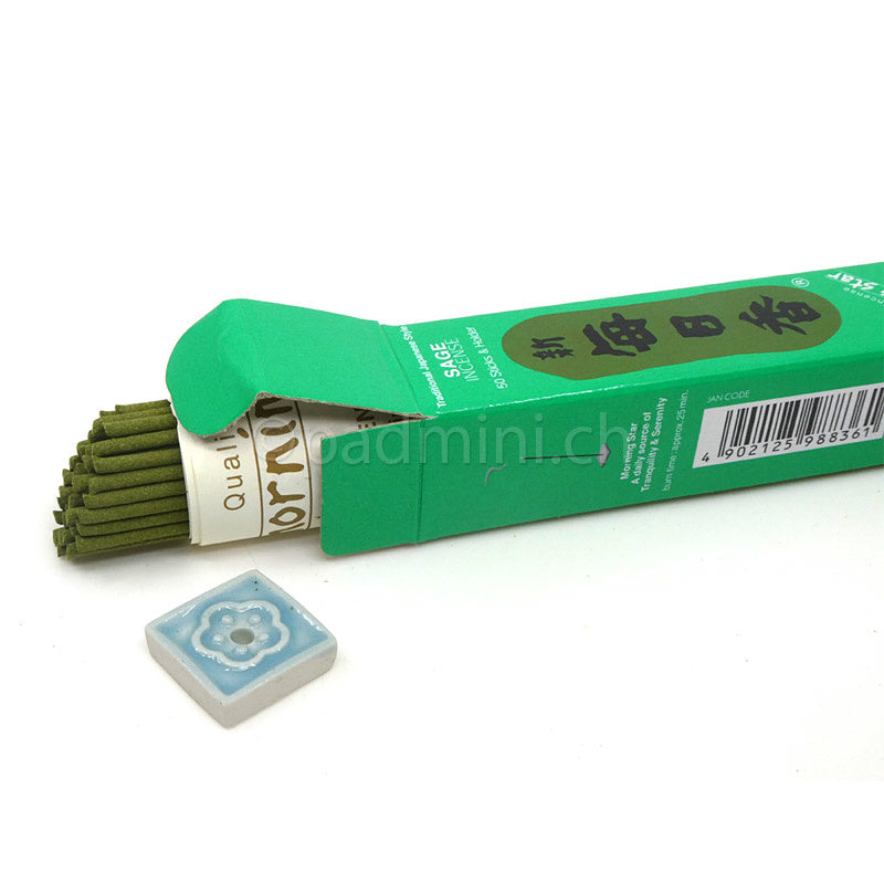 Japanische Morning Star Sage Räucherstäbchen von Nippon Kodo mit geöffneter Packung und kleinem Keramik-Räucherstäbchenhalter.