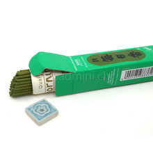 Japanische Morning Star Sage Räucherstäbchen von Nippon Kodo mit geöffneter Packung und kleinem Keramik-Räucherstäbchenhalter.