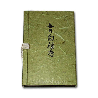 Nippon Kodo Byakudan Geschenkbox mit japanischen Sandelholz-Räucherstäbchen in dekorativer grüner Verpackung.