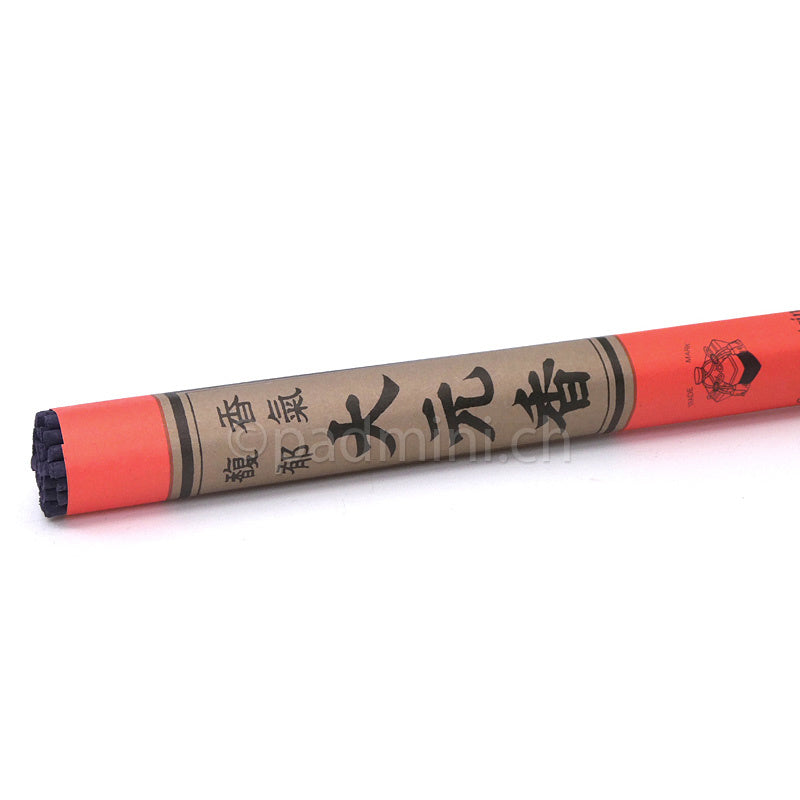 Nippon Kodo Daigen-Koh in der japanischen Version als Rollenverpackung mit violettem Räucherwerk in einer rot-beigen Papierhülle.