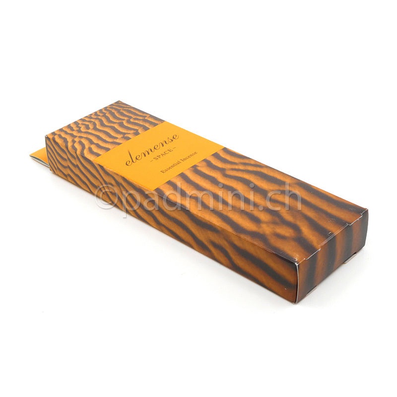 Nippon Kodo Elemense Space japanische Räucherstäbchen in einer dekorativen Originalverpackung mit orangefarbenem Etikett und wellenförmigem Sandmuster.