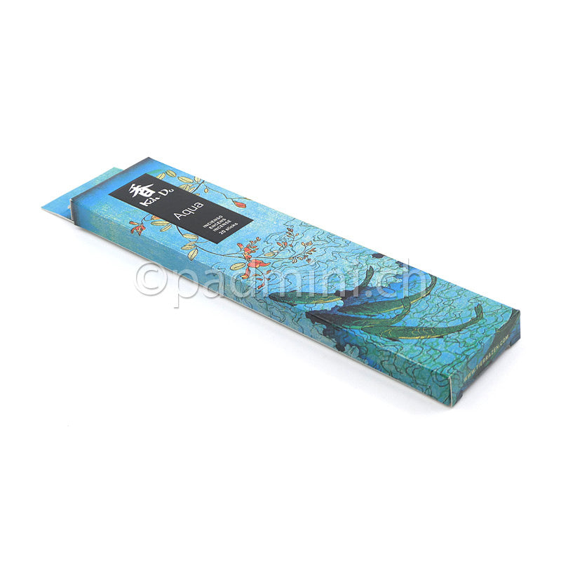 Nippon Kodo Koh-Do Aqua japanische Räucherstäbchen in einer dekorativen türkisblauen Originalverpackung mit stilisierten Zweigen und Blüten.