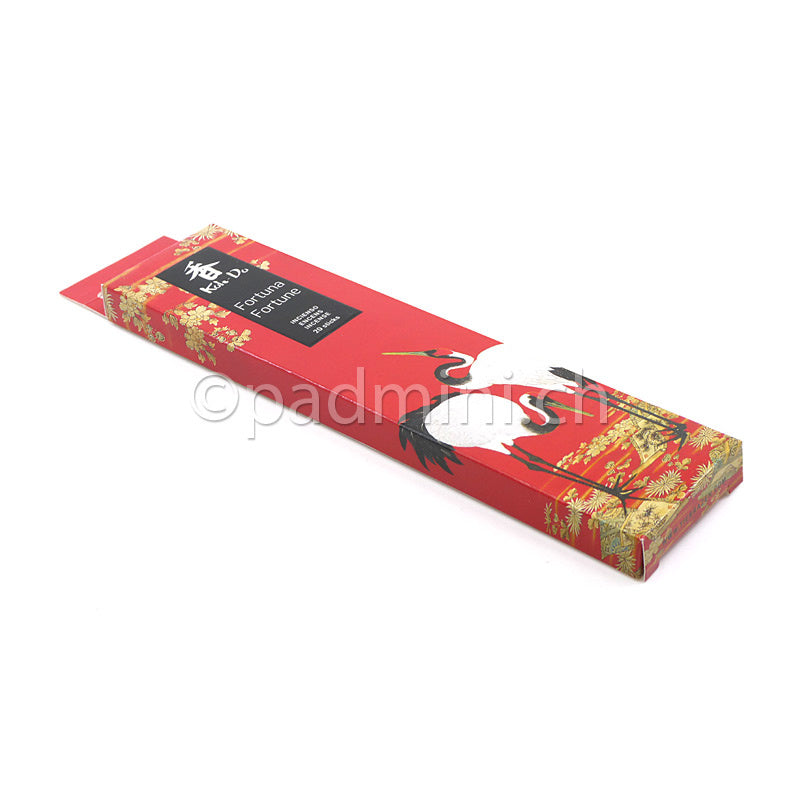 Nippon Kodo Koh-Do Fortune japanische Räucherstäbchen in einer dekorativen roten Originalverpackung mit weissen Kranichen und goldfarbenen Blumenmotiven.