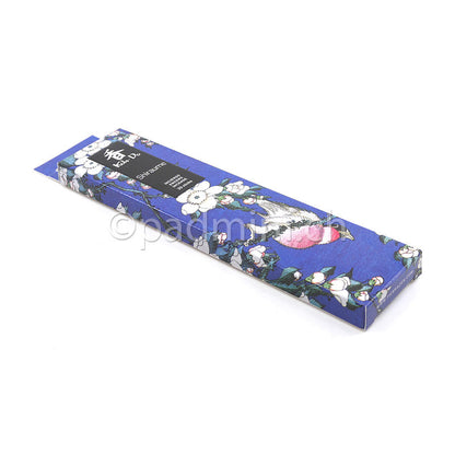 Nippon Kodo Koh-Do Shiraume japanische Räucherstäbchen in einer dekorativen blauen Originalverpackung mit blühenden Zweigen und einem Vogel.