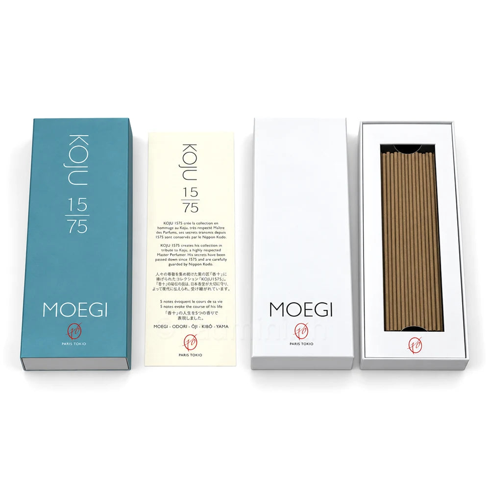 Geöffnete Verpackung von Nippon Kodo Koju 1575 Moegi mit Aussenhülle, Einleger, Innenbox und den enthaltenen Räucherstäbchen.