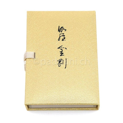 Nippon Kodo Kyara Kongo Geschenkbox in hellem Goldton mit schwarzer japanischer Beschriftung und seitlicher Stoffschlaufe.