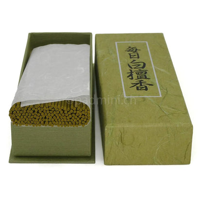 Geöffnete Schachtel Nippon Kodo Mainichi Byakudan mit zahlreichen japanischen Sandelholz-Räucherstäbchen in Papierhülle und grüner Originalverpackung.